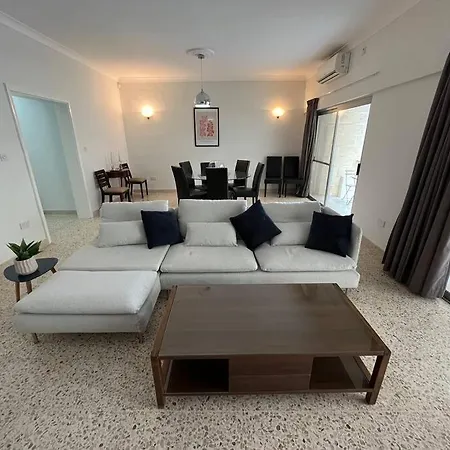 Seaview 3 Bedroom In דירה *
