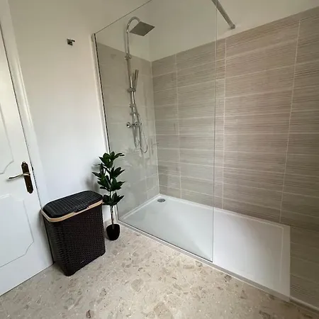 דירה Seaview 3 Bedroom In